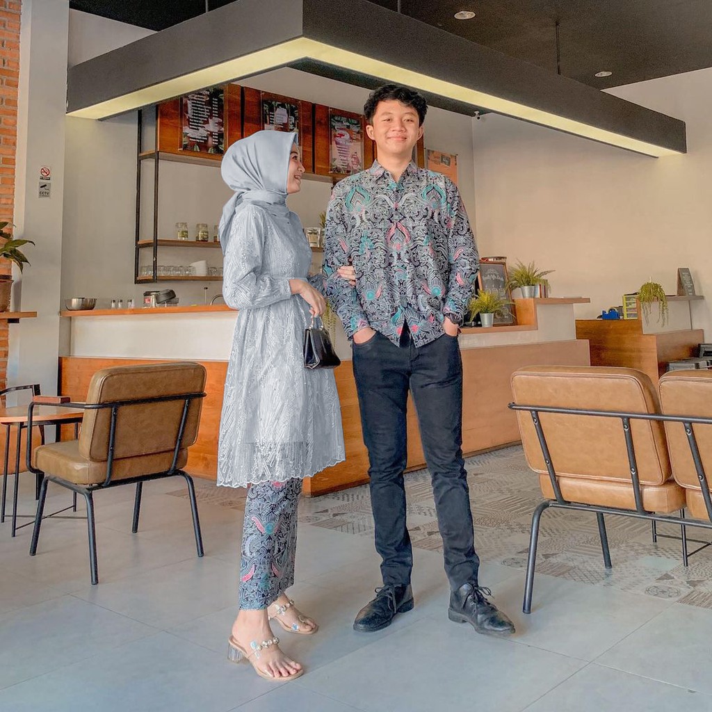 SETT COUPLE KEBAYA BATIK DESIANA DUSTY GREY MODERN KEBAYA WISUDA LAMARAN TUNANGAN KEREN TERBARU NIKAHAN | BATIK COUPLE TUNIK BROKAT LENGAN PANJANG-GREY