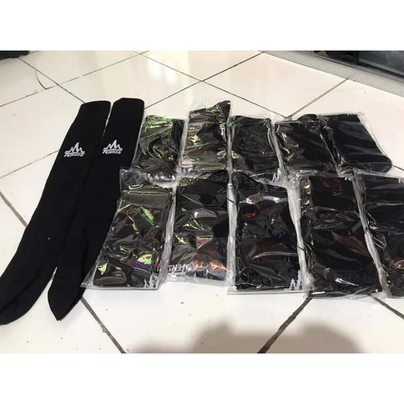 kaos kaki BOLA ( 1 lusin 12 pasang ) merk TENSIO  hitam POLOS panjang sepaha gambar 100% hasil japretan sendiri