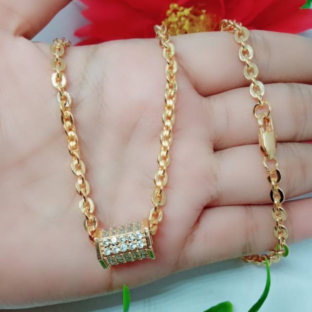 Kalung dan liontin tabung