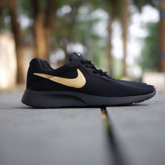nike tanjun all black