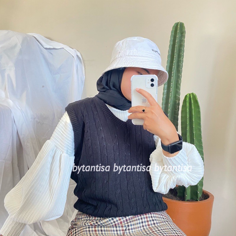 Vest Rajut Delmi | Rompi Rajut V Neck-Black Vest