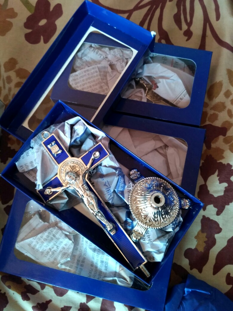 Salib Duduk Katolik Besi Benediktus Warna 20cm