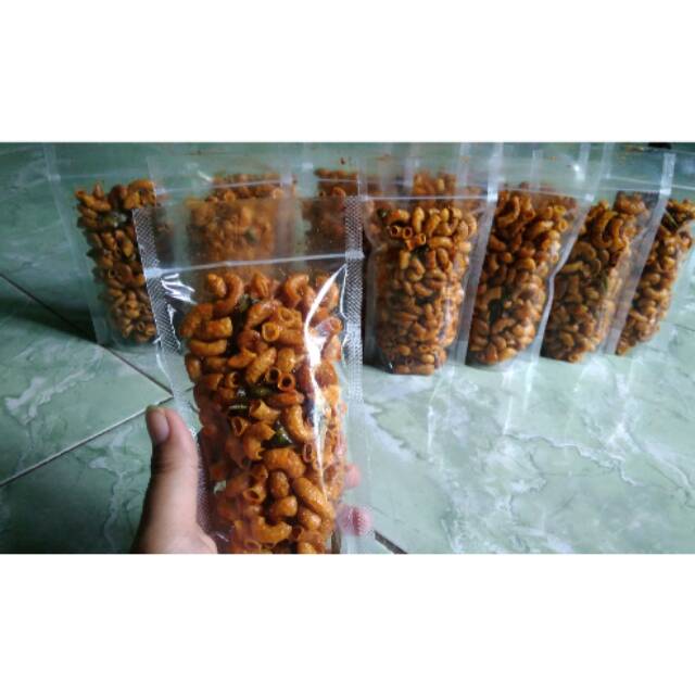 

Makaroni kriuk pedas Extra daun jeruk