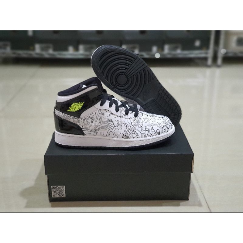 Sneakers wanita air jordan 1 mid se diy