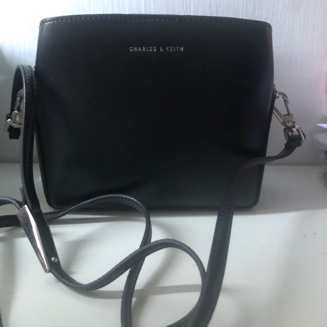 Charles and keith tas selempang