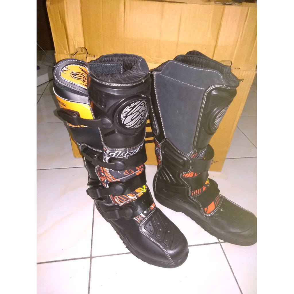 SEPATU CROSS AHRS FH1