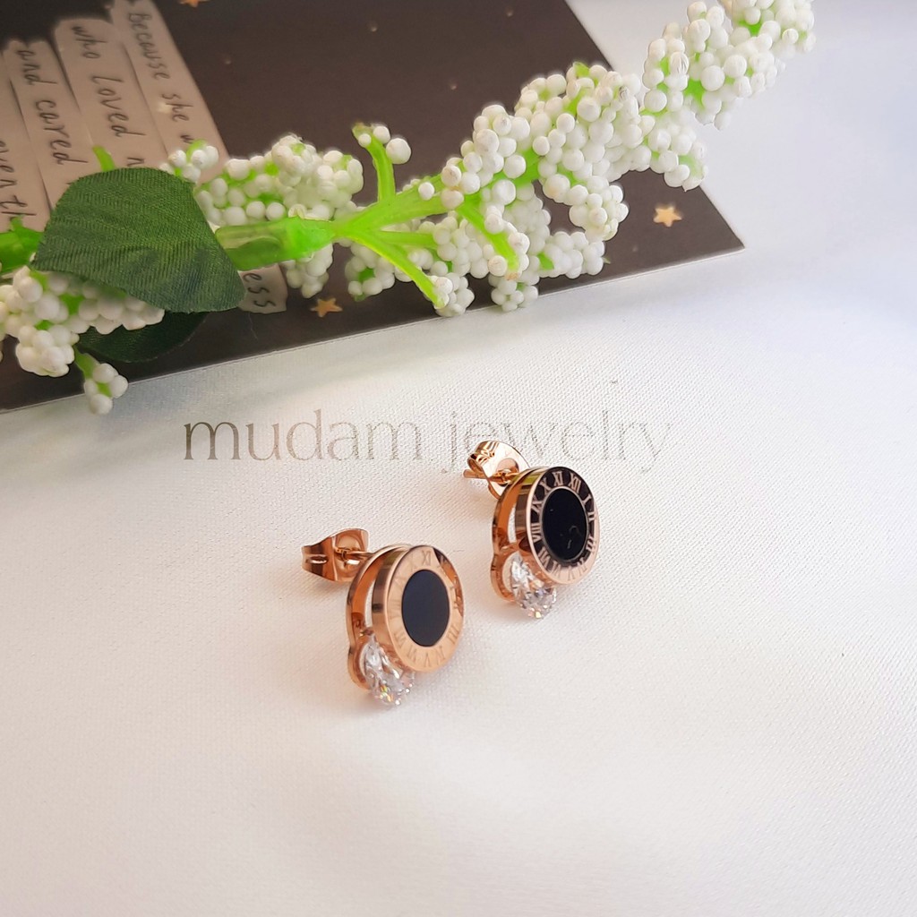 Anting Titanium Stud B&lt;lgr Diamond Huruf Romawi Untuk Wanita Tersedia Warna Rosegold, Gold,  Silver