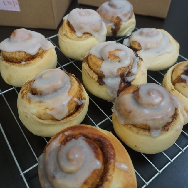 

Cinnamon rolls with super cute packaging!! (with glaze/cream cheese frosting!!)