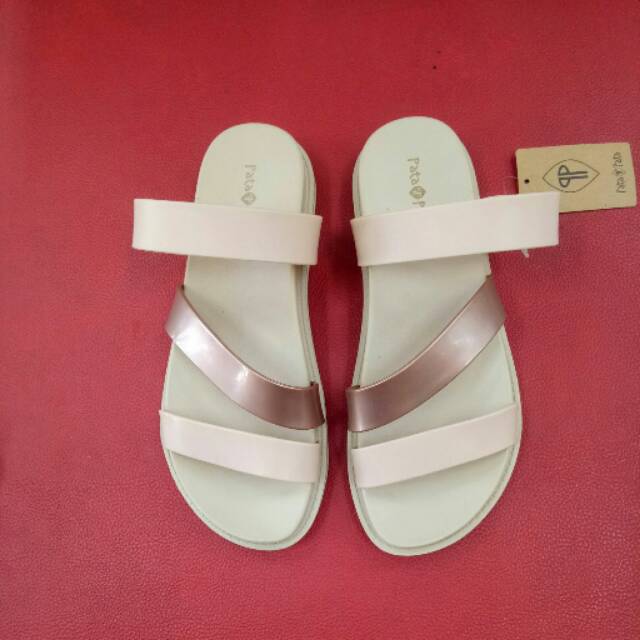 Sandal cewek bahan plastik tahan air tetep elegan dan keren.