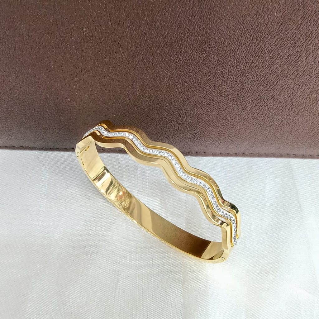 Gelang emas wanita / Gelang wanita terbaru kekinian / Gelang emas wanita / Gelang tangan wanita / Gelang wanita korea / Gelang xuping terbaru / Gelang titanium asli