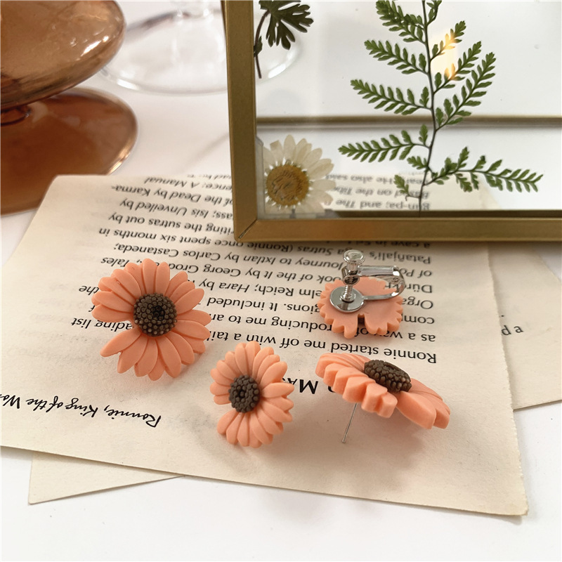 Anting Klip On Tanpa Tindik Desain Bunga Daisy Bahan Resin Untuk Wanita