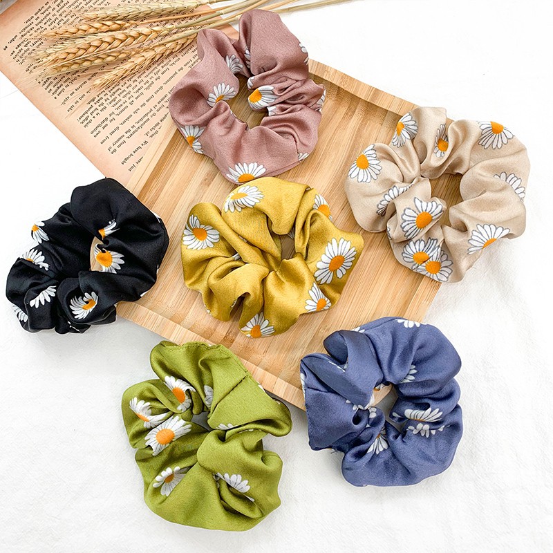 Scrunchie Satin Silk Korea / Ikat Rambut Korea Motif Bunga / Kunciran Rambut Scrunchie Bunga Daisy