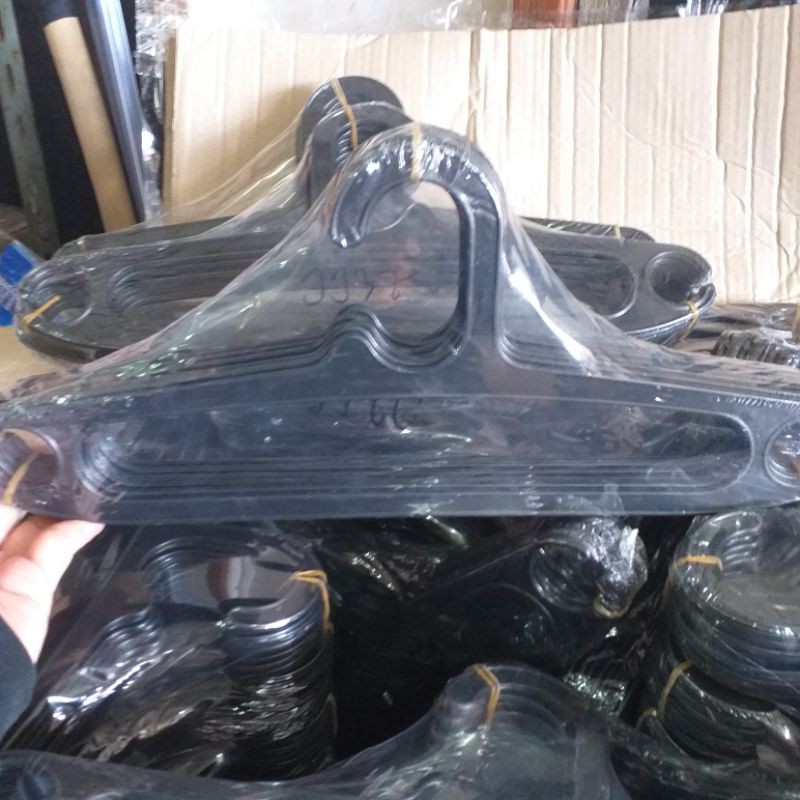 Hanger plastik - gantungan baju plastik - gantungan baju