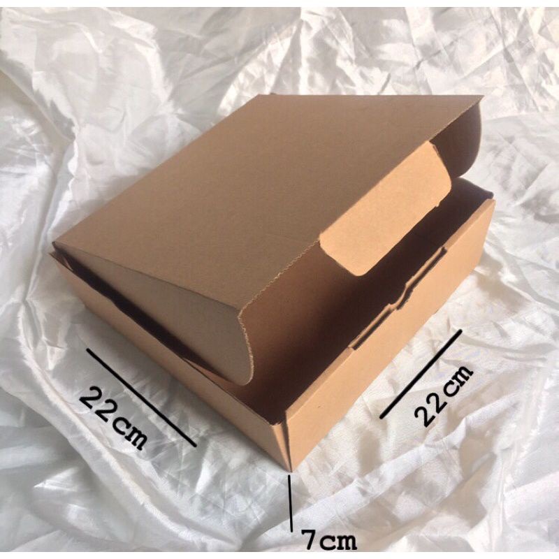 

￼Box Die Cut 22x22x7cm dan Easy Used Corrugated Box Kotak Hampers Box Hampers Kotak Kue Box Kue Kotak Makanan Box Makanan Kotak Hadiah Box Hadiah Kotak Kado Box Kado Gift Box