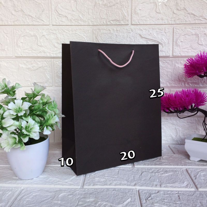 

HARGA PROMO ! Paper Bag Hitam Polos Ukuran 20x10x25 | Paper Bag Polos
