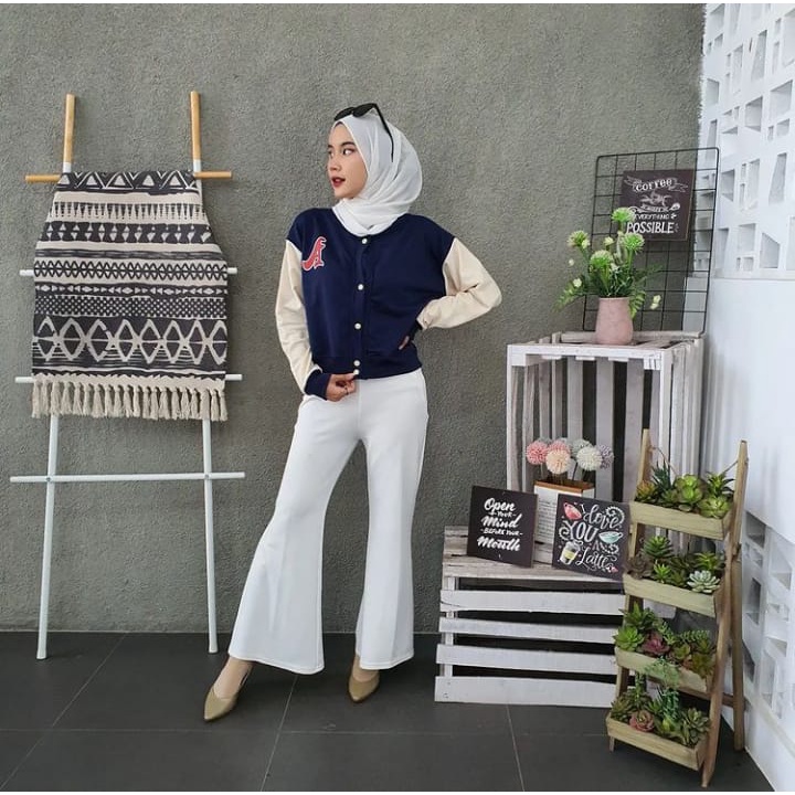 Sweater Wanita Grosir Berkualitas - A baseball croppe