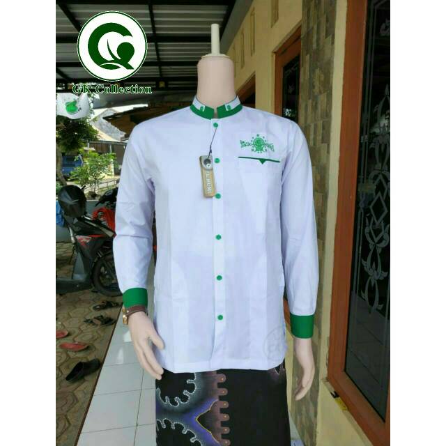 Baju koko NU dengan warna dasar putih kombinasi hijau