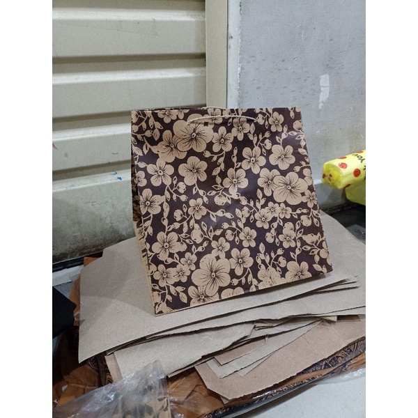 

paper bag nasi kotak batik new terlaris dan termurah buat box 25 isi 12 pcs