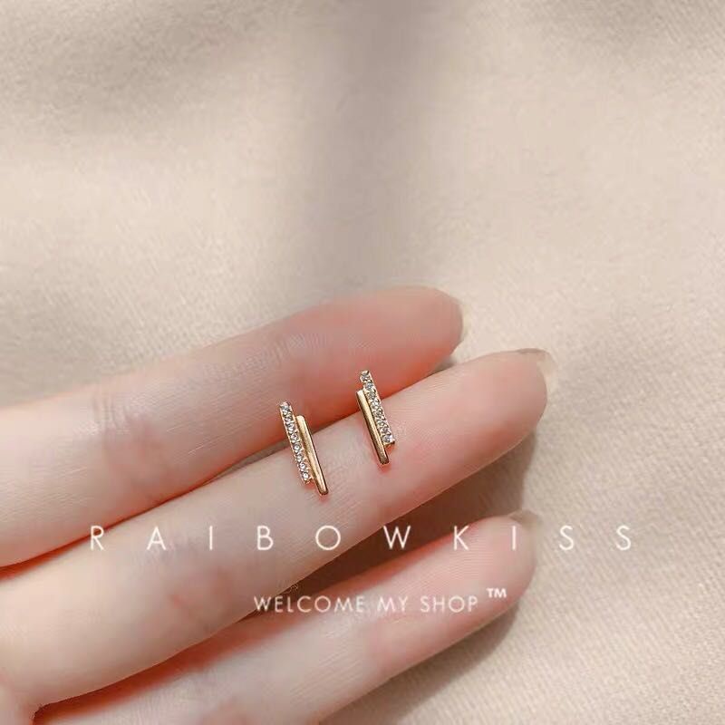 Anting Tusuk Bahan Alloy Warna Gold / Silver Desain Bulan / Bunga / Geometri / Tulisan Hias Berlian Imitasi Untuk Wanita