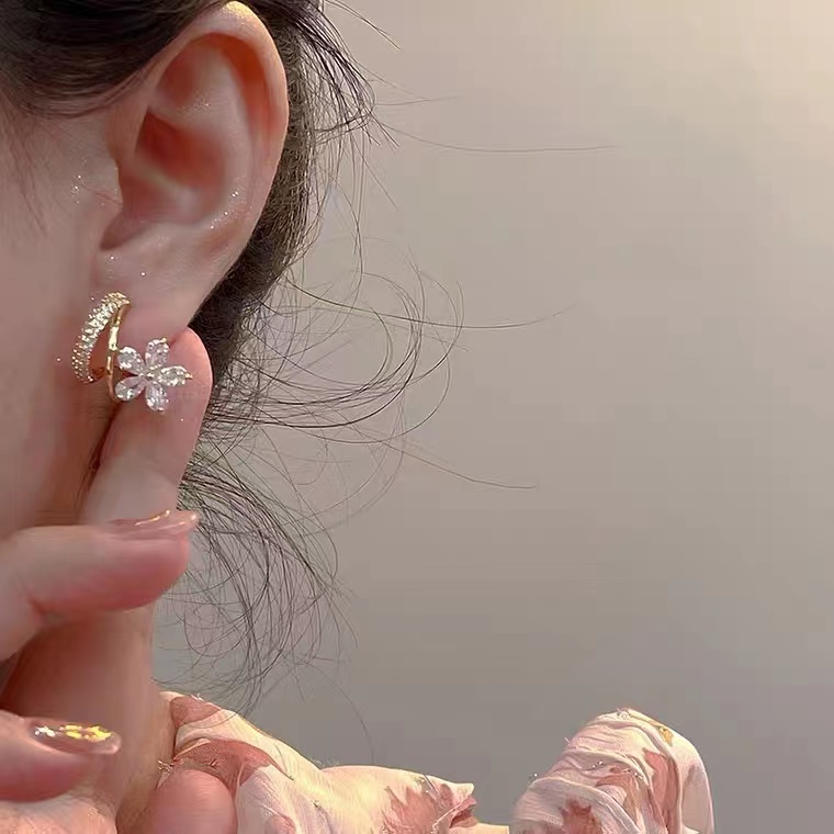 Anting Stud Desain Bunga Lima Kelopak Aksen Berlian Imitasi Gaya Korea Minimalis Untuk Wanita