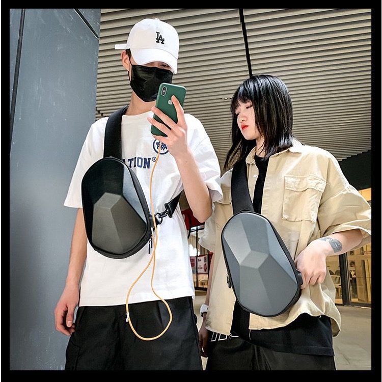 TAS PRIA/WANITA SLINGBAG KEKINIAN TERBARU DENGAN USB PORT HM15