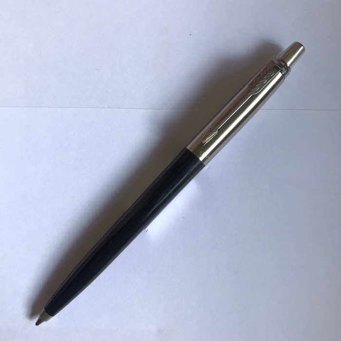 

TULIS-ALAT- PULPEN PARKER JOTTER SPC BALLPOINT BLACK CROME TRIM -ALAT-TULIS.
