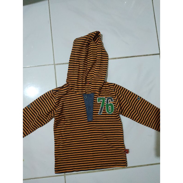 Preloved kaos lengan panjang ada kupluk untuk 2-3 tahun