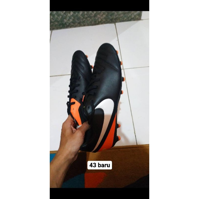 sepatu bola nike tiempo original