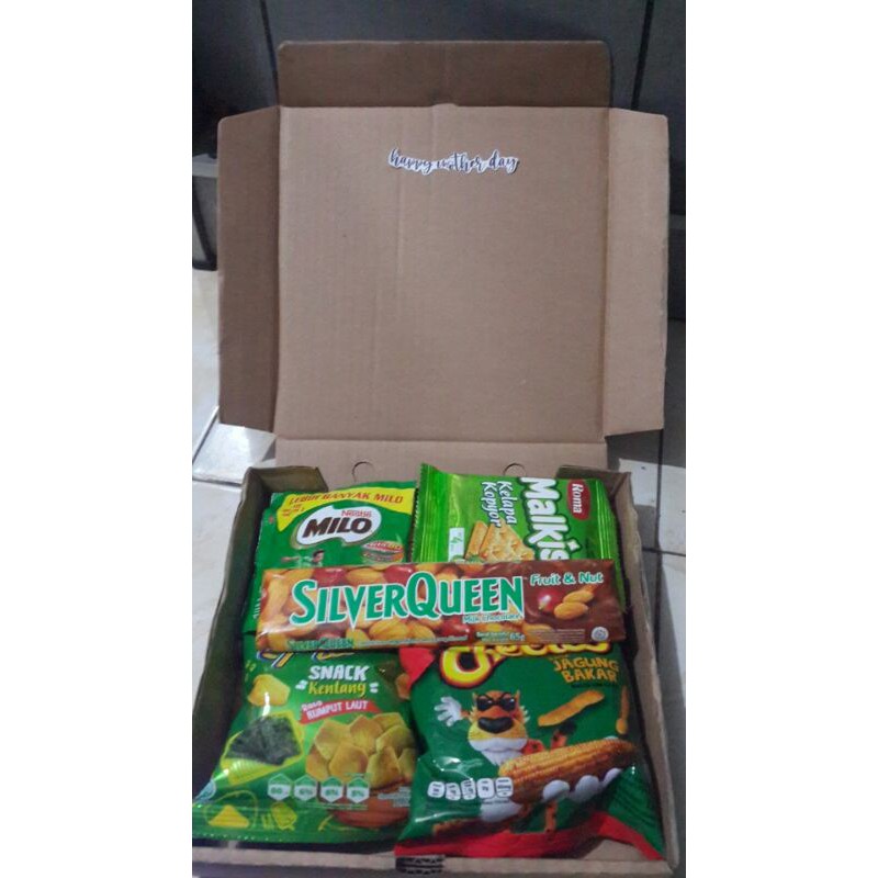 

gift box snack | hampers box | kado ulang tahun | hadiah wisuda