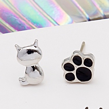 Anting Tusuk Asimetris Desain Kartun Cakar Kucing Warna Silver