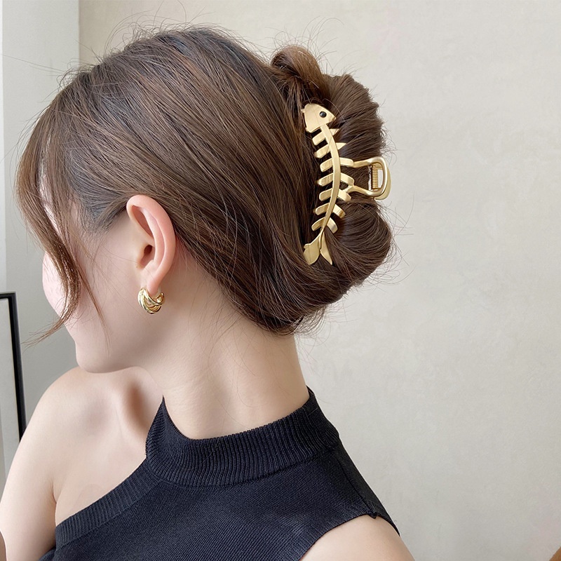 Jepit Rambut Bentuk Tulang Ikan Hiu Aksen Mutiara Bahan Logam Gaya Korea Untuk Wanita