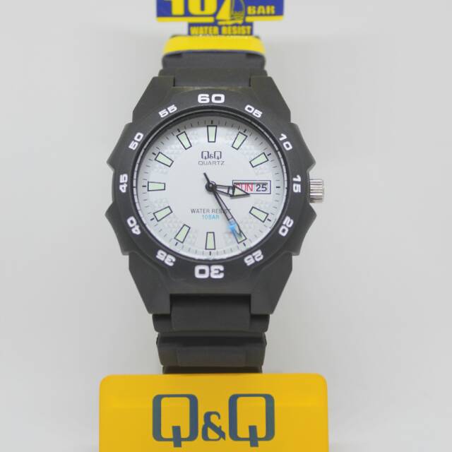 Jam Tangan Cowok Pria QQ Analog Tali Rubber Hitam A170J00Y Q&Q