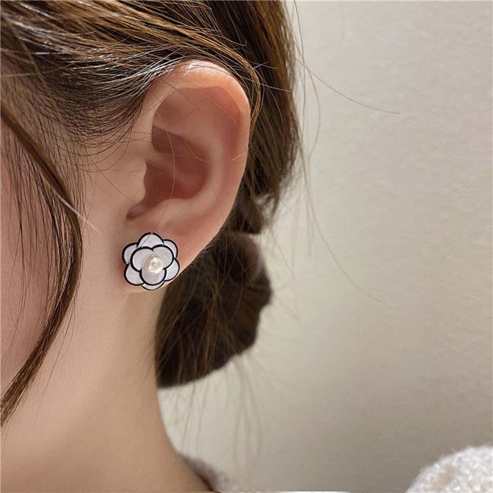 Needway Camellia Earrings Temperamen Anting Pejantan Mutiara Sederhana925 Jarum Perak Perhiasan Fashion Hitam Putih Wanita Earrings