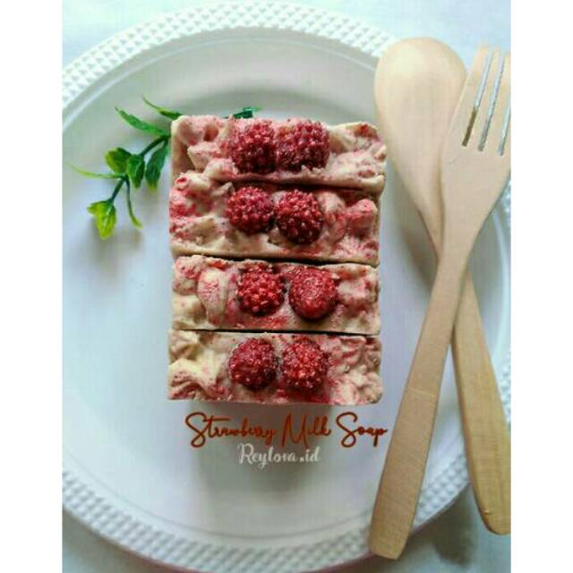 Strawberry Milk Soap . Sabun Mandi Alami Natural Organic Reylova Homemade Soap
