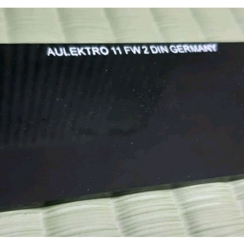 kaca las hitam din 11