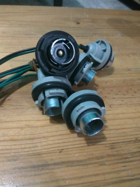 soket lampu model kaki 1 putar