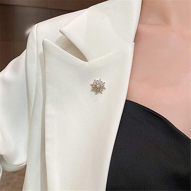 Christmas tree milu deer snowflake colored diamond five-pointed star diamond animal brooch holiday jewelry gift