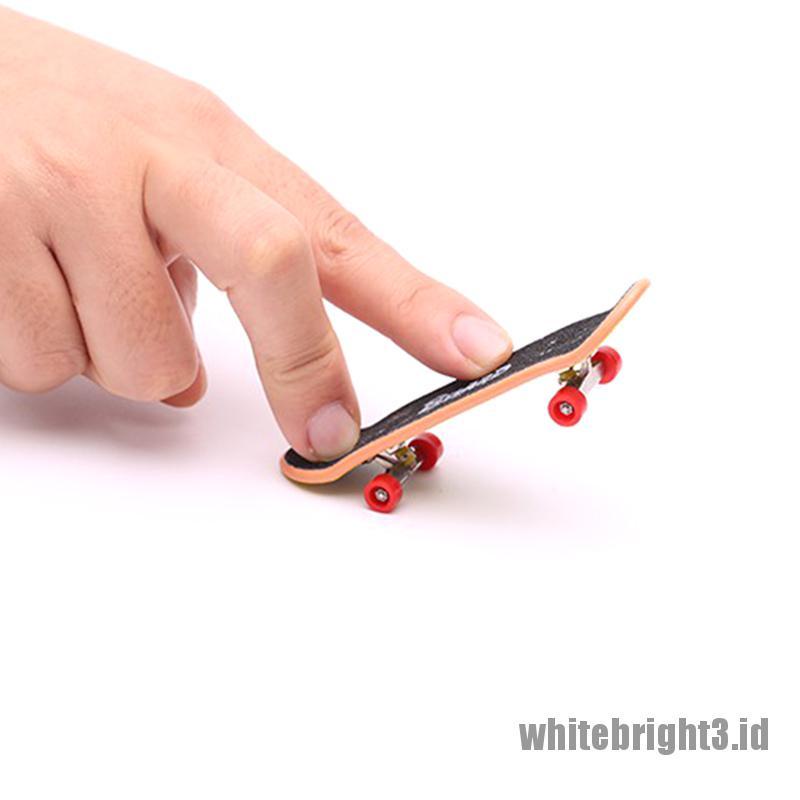 (white3) Mainan Skateboard Jari Mini Dengan Ramp