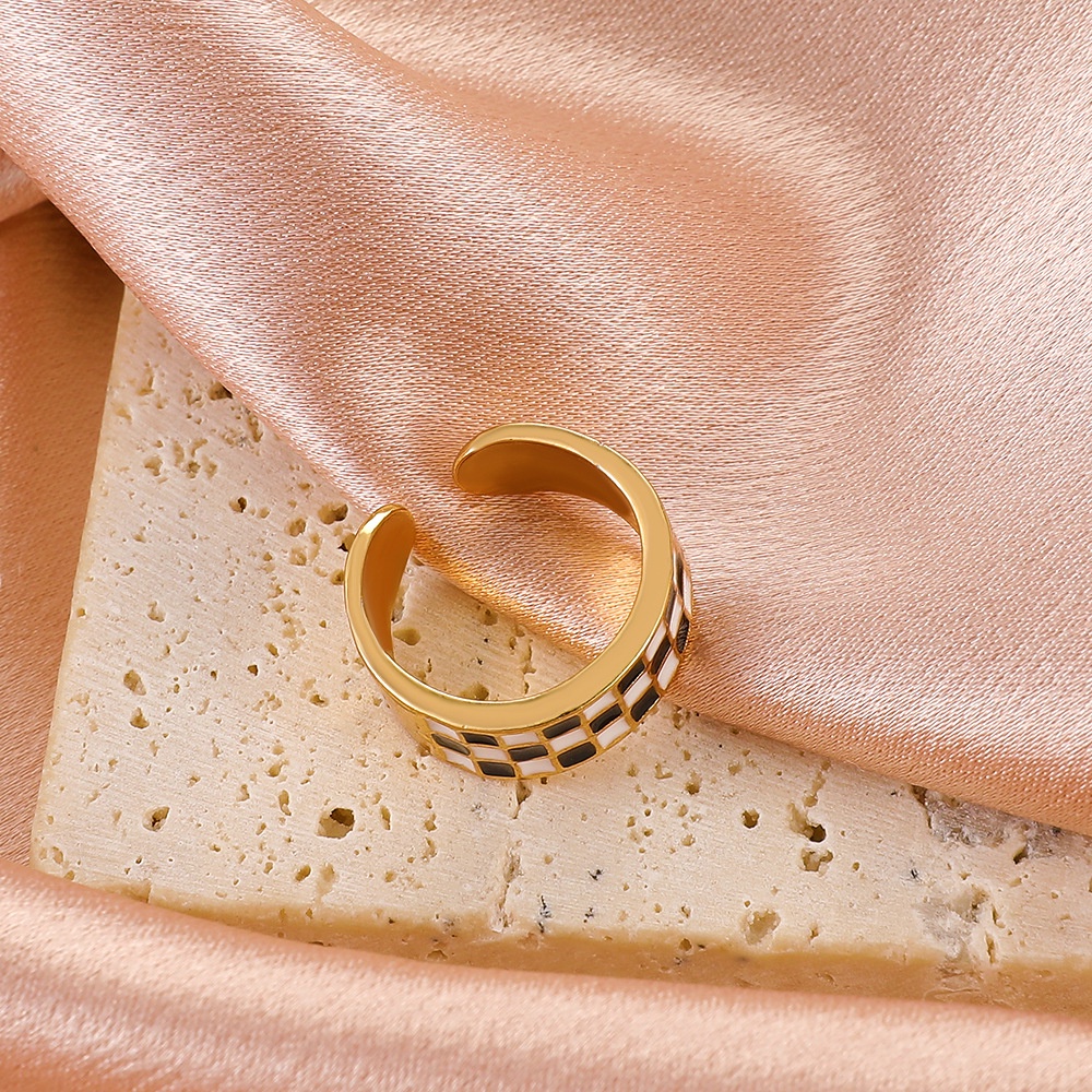 Cincin Terbuka Kotak-kotak Hitam Dan Putih Retro Cincin Pasangan Fashion All-match Perhiasan Baru