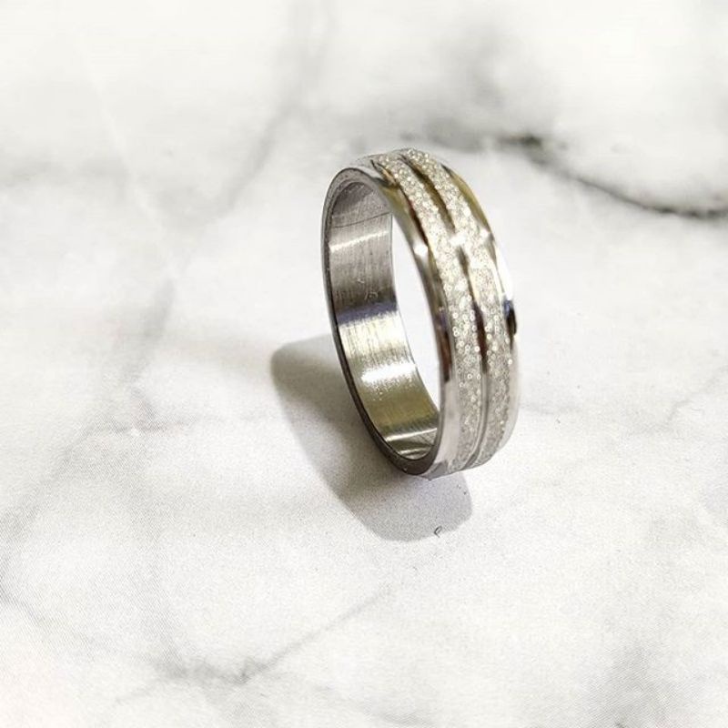 4s Grosir Solo || Cincin Titanium Pria Dan Wanita Motif Silver Pasir Garis Tengah || Cincin Couple Titanium PASIR GARIS SILVER Harga Satuan || Cincin titanium Anti Karat Dan Luntur