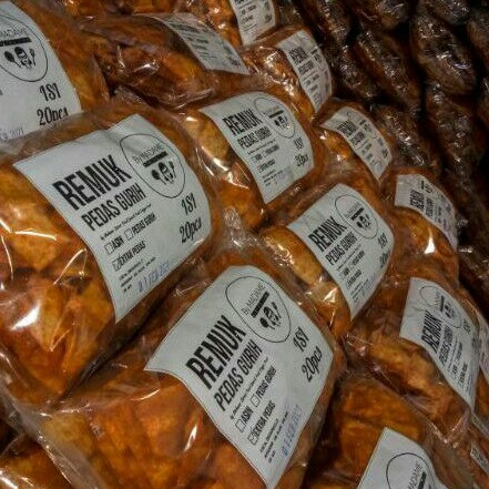 

keripik pangsit makaroni pedas kemasan mini isi 20pcs/pedas gurih 200gr 10gr/pcs camilan enak murah