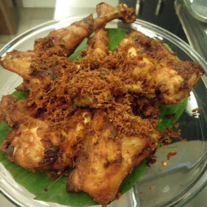 

Ayam goreng lengkuas 1 ekor 9 potong berat 1.1KG (sudah digoreng)