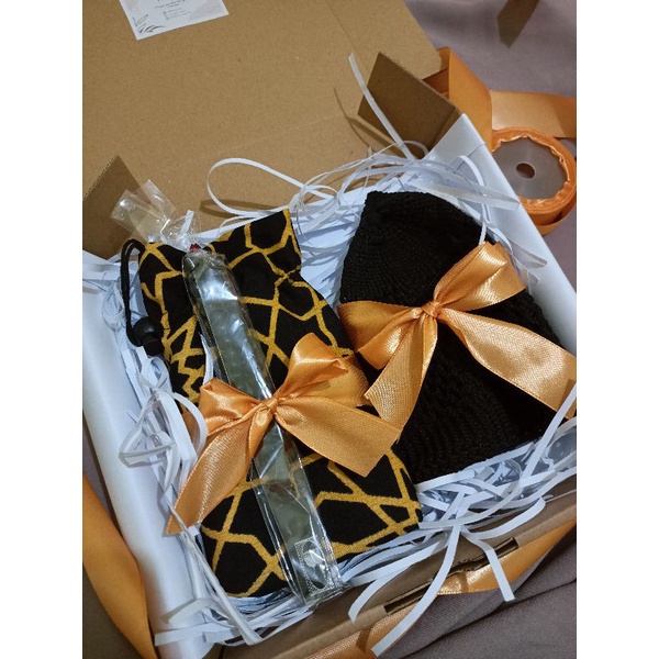 HAMPERS COWOK WISUDA SAJADAH PECI TASBIH GIFT BOX MURAH