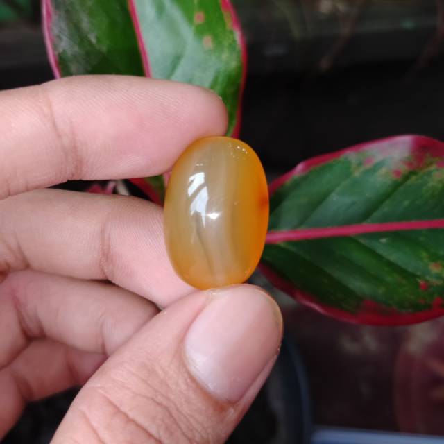 Akik madu antik tengah batu motif keris