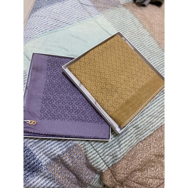 Tapis canary buttonscarves