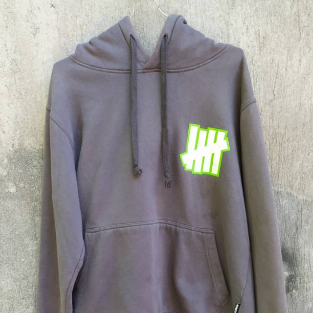 Undefeated grey,red +Vans