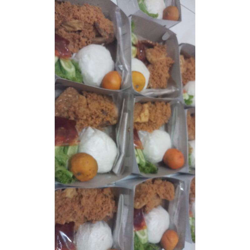 

paket nasi box ayam kremes mbok yem