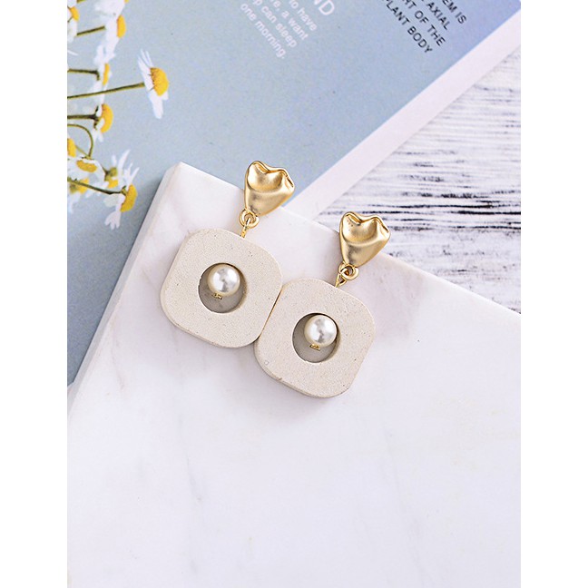 LRC Anting Tusuk Fashion Gold Pearl Ear-rings F59791