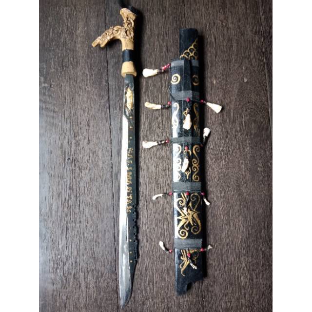 Hiasan dinding Mandau dayak khas kalimantan