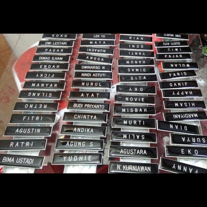 

Name Tag atau Nama Dada - Custom Bahan Akrilik-Stiker (Pengait Peniti-Lapis Resin)